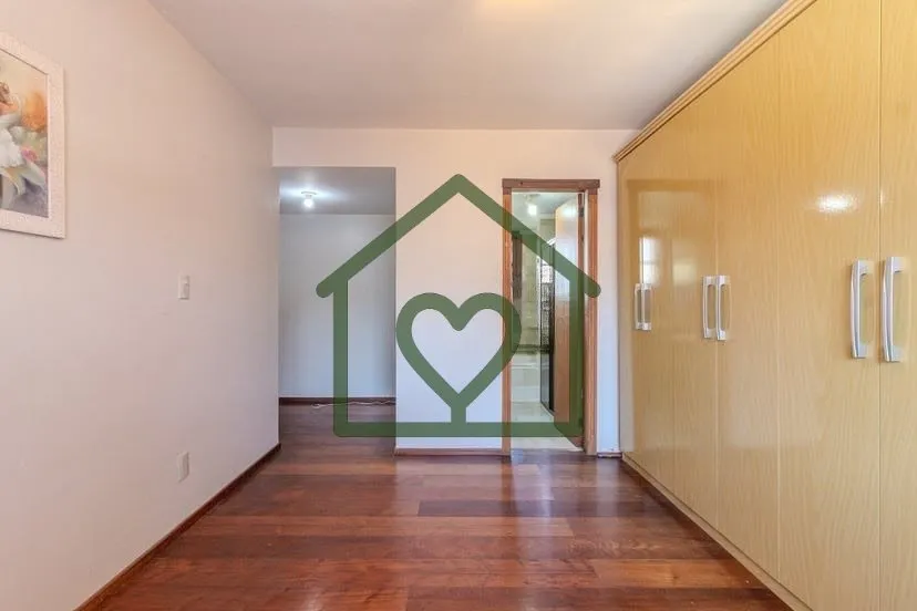 Imagem Casa de dois pavimentos com 3 dormitórios, sendo 1 suíte. No pavimento superior, conta com dois do...