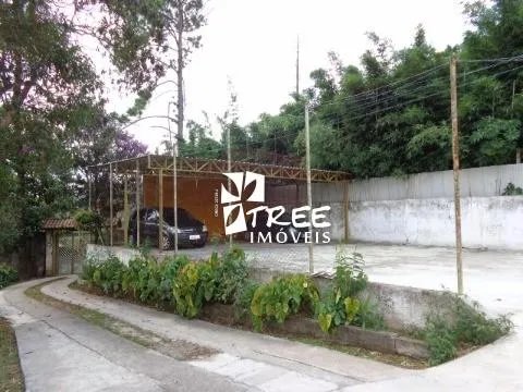 Imagem VENDA DE CHÁCARA NO COPACO, EM ARUJÁ/SP, A/T de 1.700m², A/C 150m², 3 dorm, sala com lareira, espaço c/ churrasqueira, pomar e 10 vagas. CONSULTE-NOS.