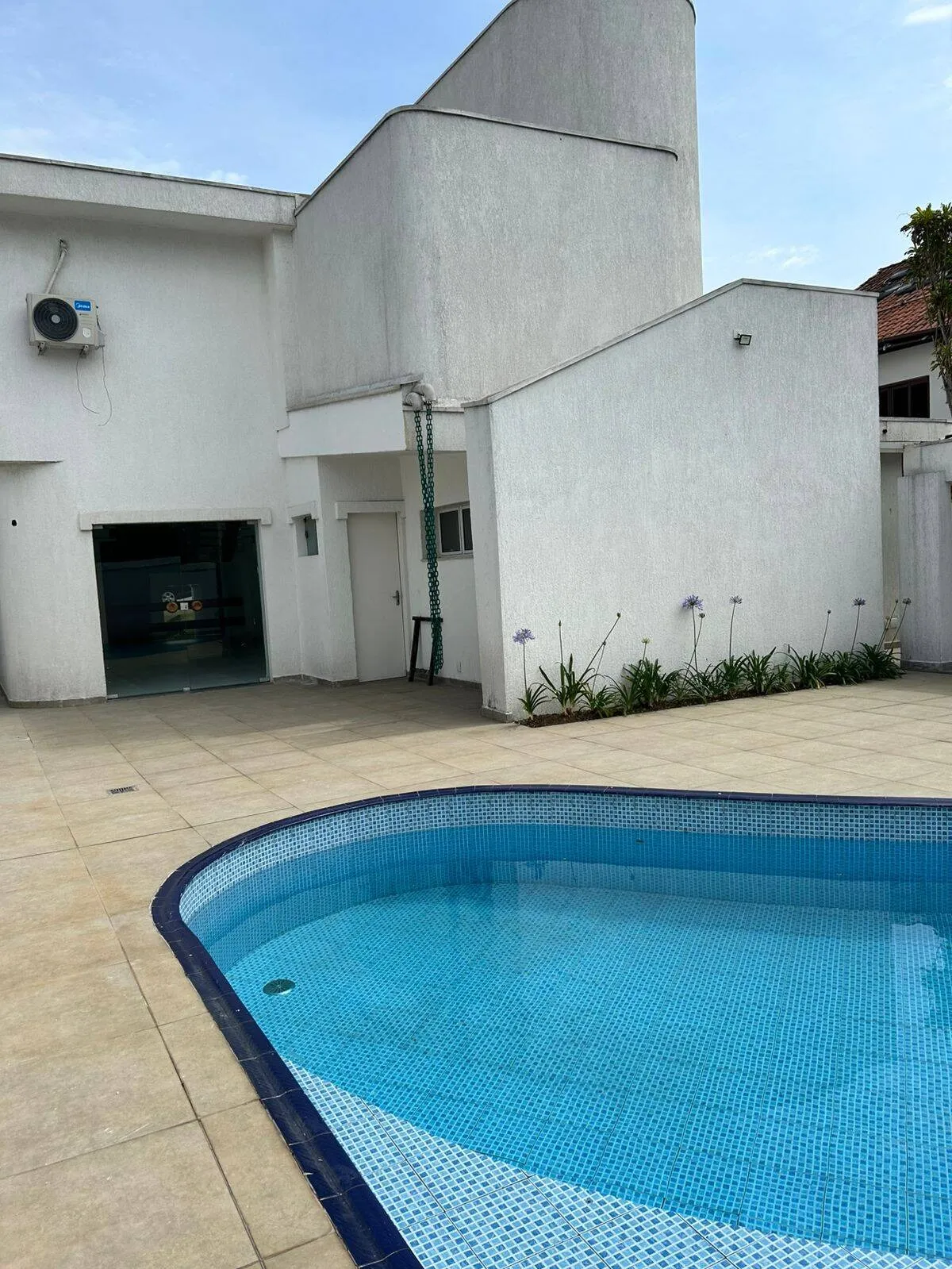 Imagem Casa Arejada em Alphaville Residencial Dois - 4 Quartos, 2 Suítes, Área de Lazer Completa e 4 Vagas