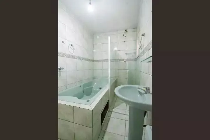 Imagem VENDE - AMPLA CASA RESIDENCIAL COM PISCINA E 5 VAGAS