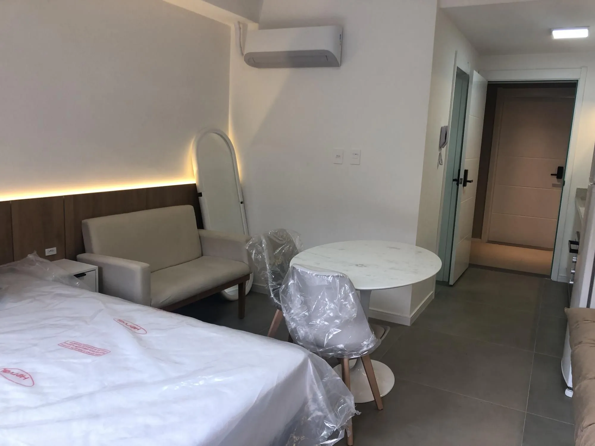 Imagem Apartamento desocupado e totalmente mobiliado com uma garagem