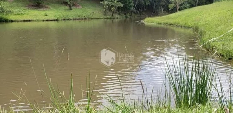 Imagem Chácara à venda, com 144.000m² com Plantas frutíferas, espaço gramado, 3 lagos com nascentes, Casa com 4 Dorm, lareira e muito mais - Embu-Guaçu, SP