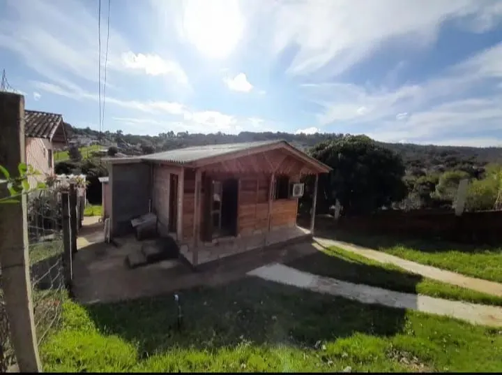 Imagem Terreno com 2 casas pré-fabricadas recém-construídas