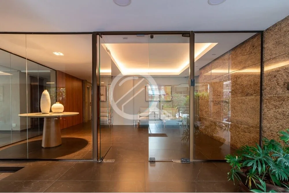 Imagem No primeiro pavimento, você é recebido por um elegante hall de entrada, que dá acesso às três s...