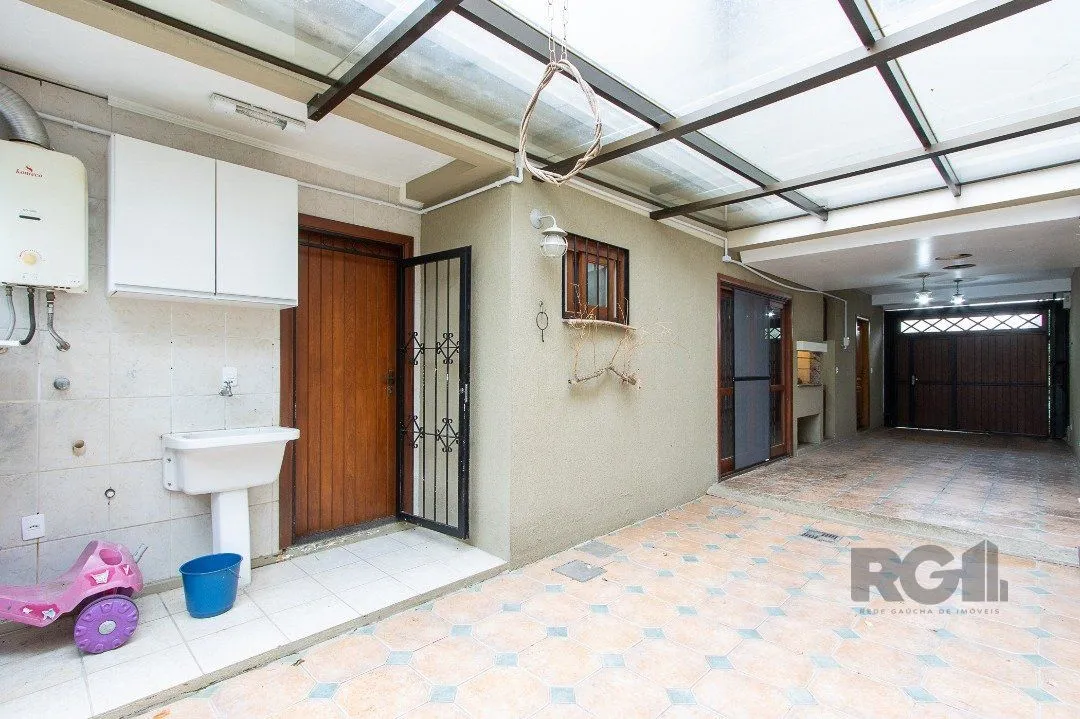 Imagem Casa de alvenaria, 3 dormitórios, 1 suíte e pátio com piscina, bairro Espírito Santo.