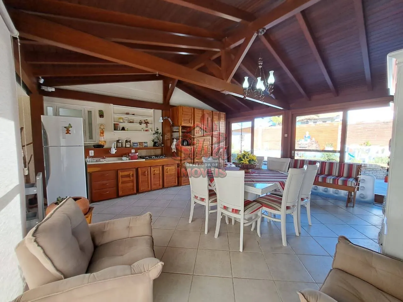 Imagem Casa com Piscina e 750m² de Terreno no Centro de Imbé