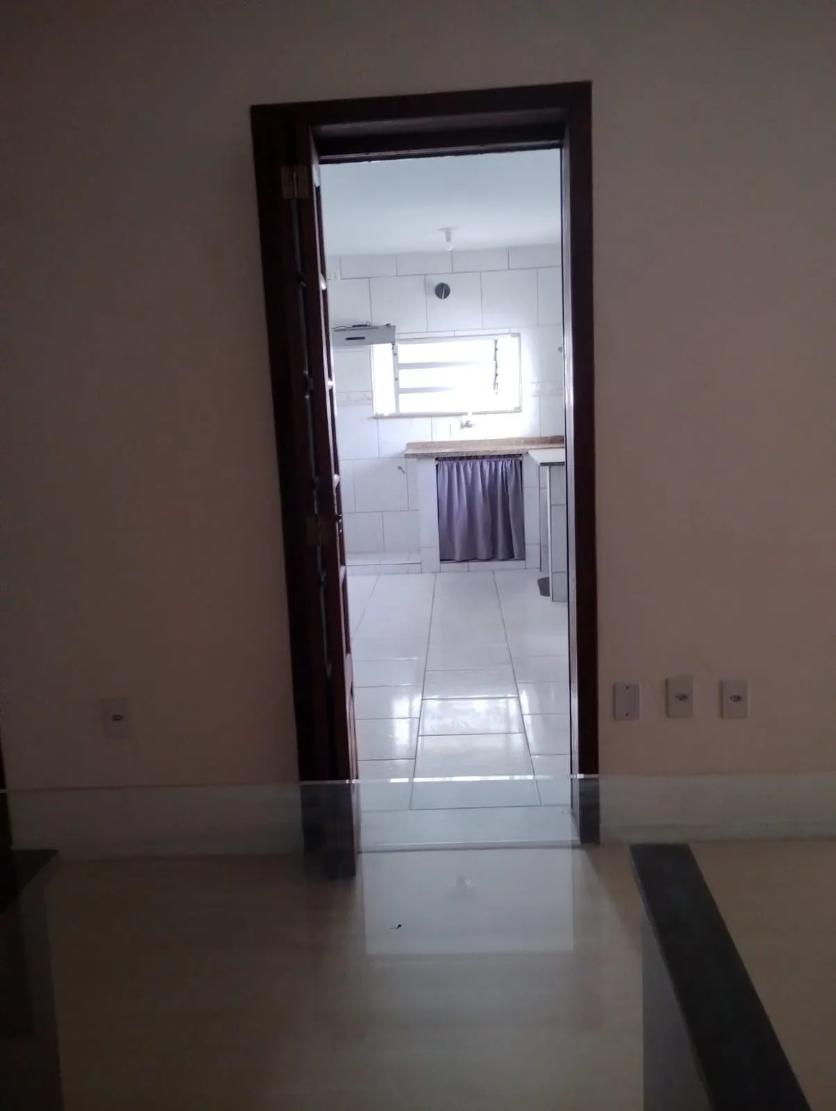 Imagem Excelente Casa com 03 suítes + Apto nos fundos com 01 Dor. Garagem 3 carros
