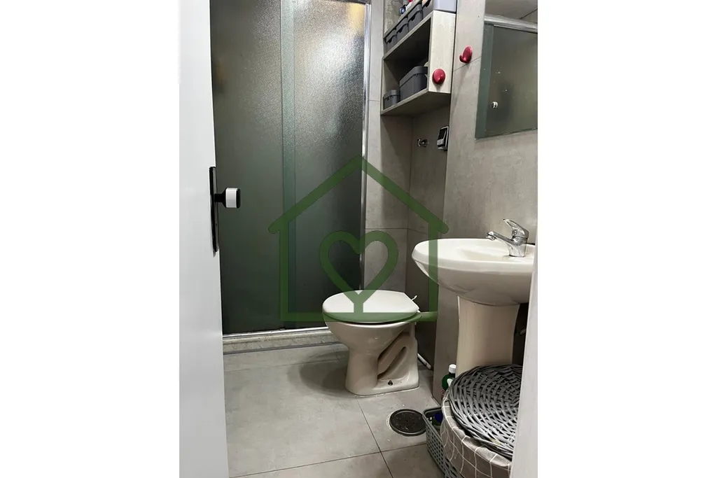 Imagem Apartamento 1 dormitório desocupado com vaga de garagem, 33m2, semi mobiliado, em prédio com eleva...