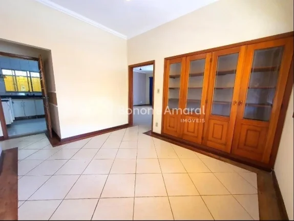 Imagem Ampla casa térrea para locação, com 3 dormitórios sendo 1 suíte, armários embutidos e ventilad...