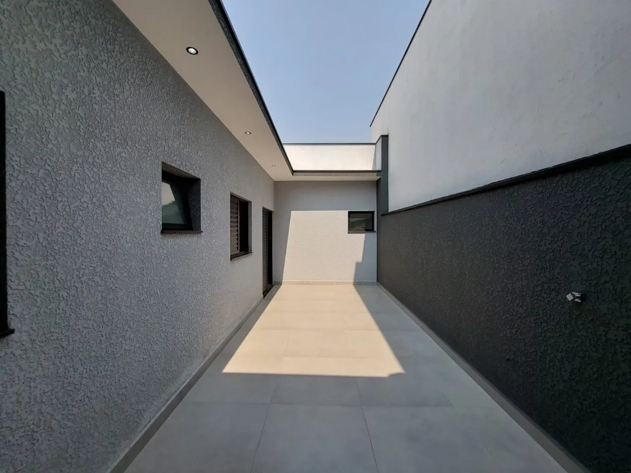 Imagem Impecável casa à venda em Sorocaba-SP, Wanel Ville: 3 quartos, 3 suítes, 145 m² de área, 4 banheiros e 2 vagas. Confira já!