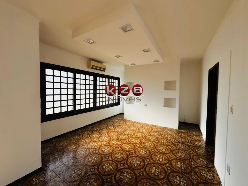 Imagem Imperdível oportunidade: Casa comercial de 3 quartos, 1 suíte, 3 salas, 3 banheiros e 2 vagas em Vinhedo-SP, Centro.