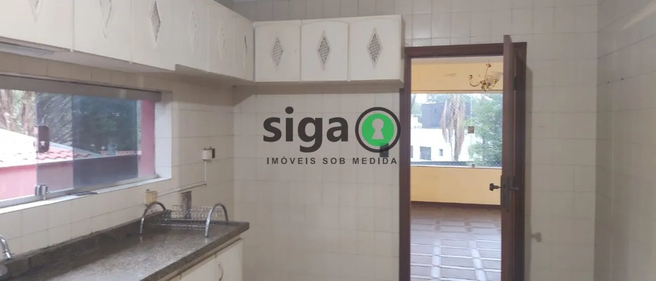 Imagem Sobrado de alto padrão com 500m², 4 suítes e ampla área verde em Interlagos