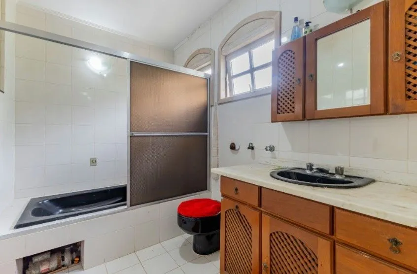 Imagem Casa com pátio e churrasqueira em frente à praça - Jardim Sabará