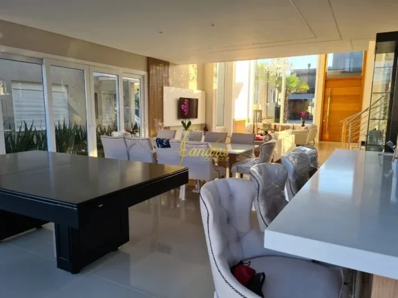 Imagem Sobrado 05 suítes com piscina em condomínio fechado mobiliado e decorado
