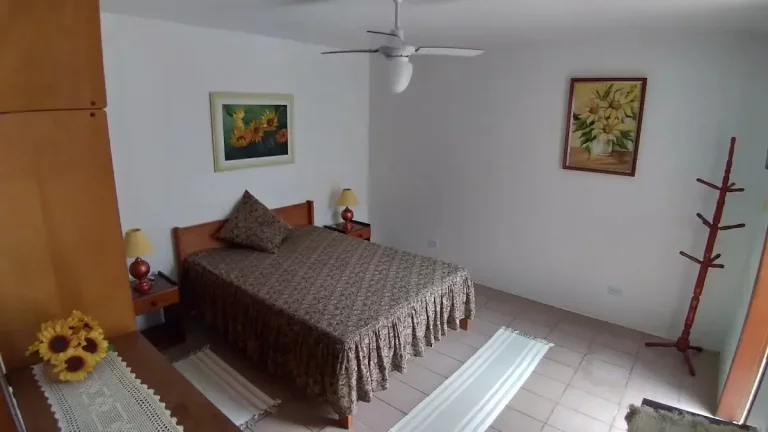 Imagem Casa espaçosa no centro de Garopaba-SC: 4 quartos, 3 salas e localização privilegiada!