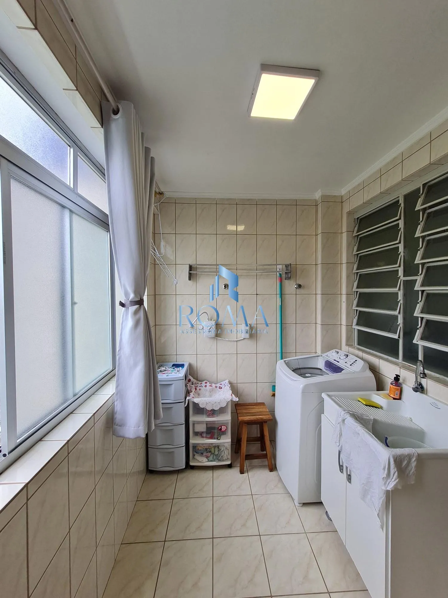 Imagem Apartamento Semimobiliado com 3 Quartos à Venda em Santa Maria
