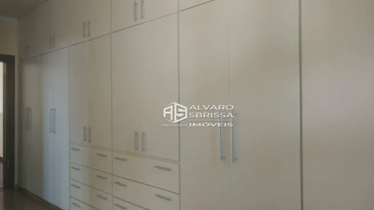 Imagem Casa estilo colonial, possui 3 suítes com ar condicionado e armários. Condomínio Portella Itu SP