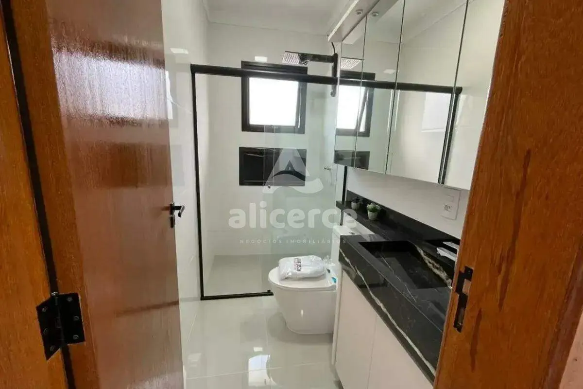 Imagem Casa à venda - 3 Dormitórios I 1 suíte I 180m² I Vaga de garagem - em Potecas, São José/SC