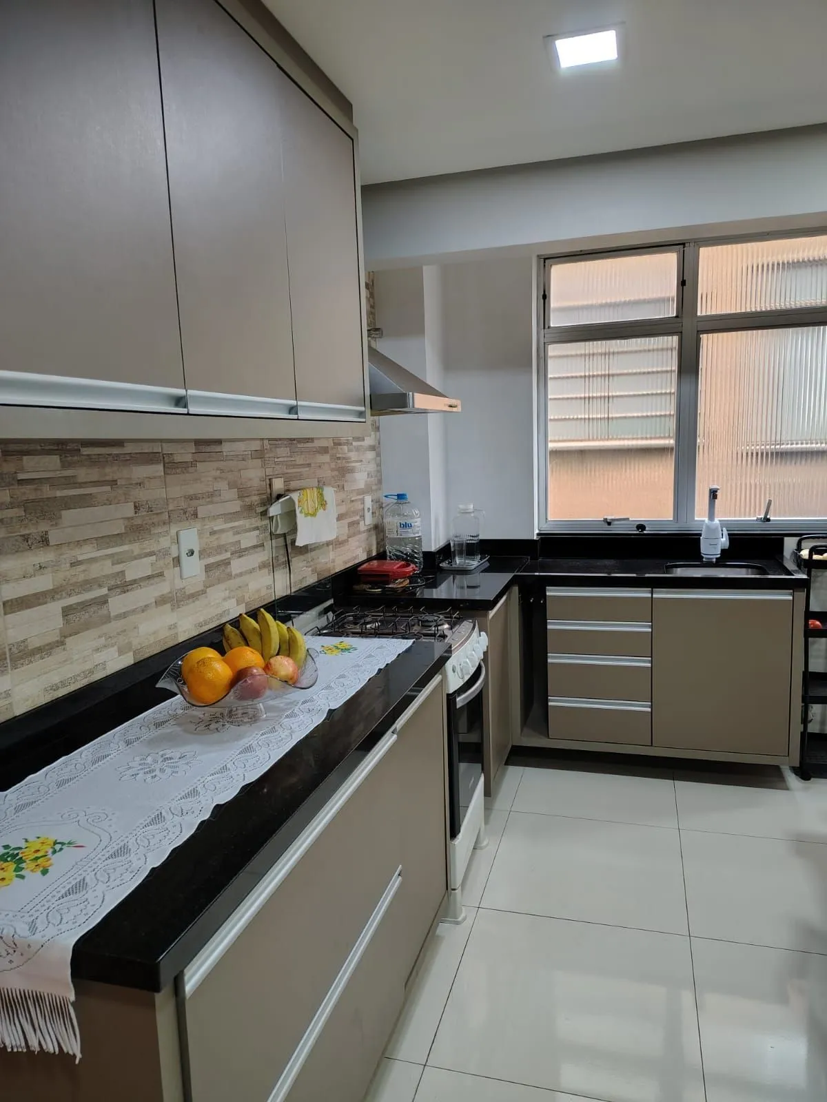 Imagem Apartamento Espaçoso no Centro Histórico com Móveis Sob Medida