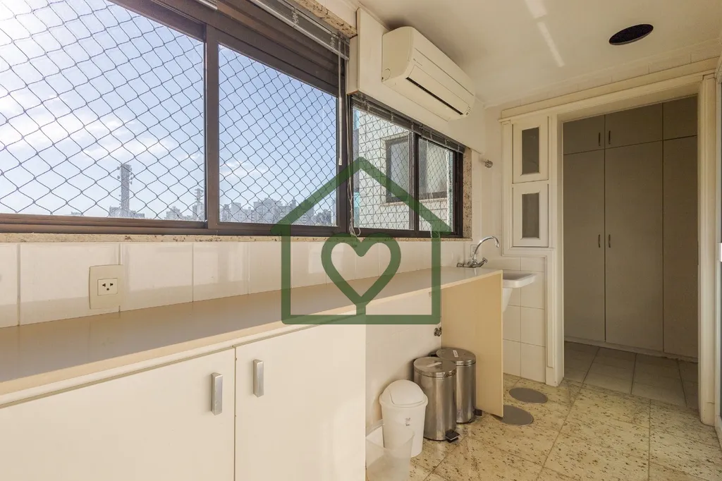 Imagem Apartamento desocupado em prédio de alto padrão no Petrópolis. 
 
Hall de entrada com lavabo. Sal...