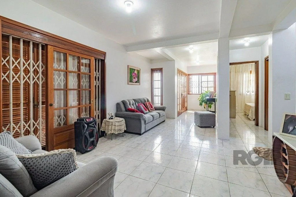 Imagem Casa com 267m², 3 dormitórios, 1 vaga no bairro Tristeza