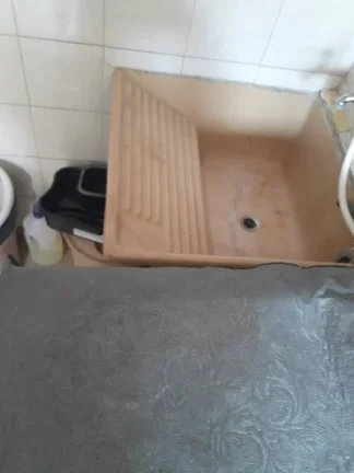 Imagem Casa térrea com 6 metros de frente por 30 metros da frente aos fundos, em lage e telhado, com piso ...