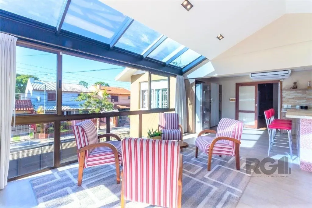 Imagem Casa de 380m², bairro Guarujá