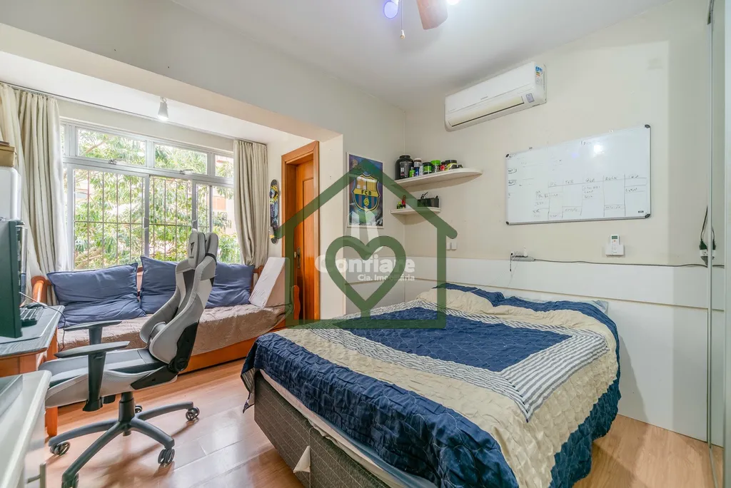 Imagem Apartamento amplo, 1 por andar, com 201m² privativos, localizado em prédio de esquina. Conta com 4...