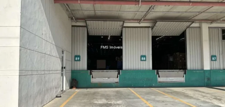 Imagem Galpão Industrial para Locação em Embu das Artes-SP: 2 Banheiros, 6 Vagas e 10.497,60m² de Área no Jardim Vista Alegre!