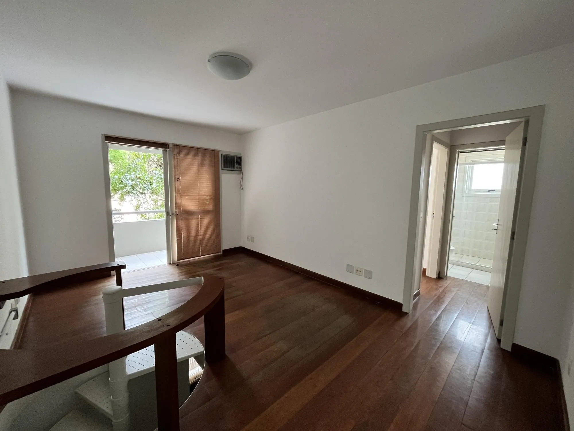 Imagem Apartamento de 1 quarto com sacada e 1 vaga de garagem no bairro Farroupilha