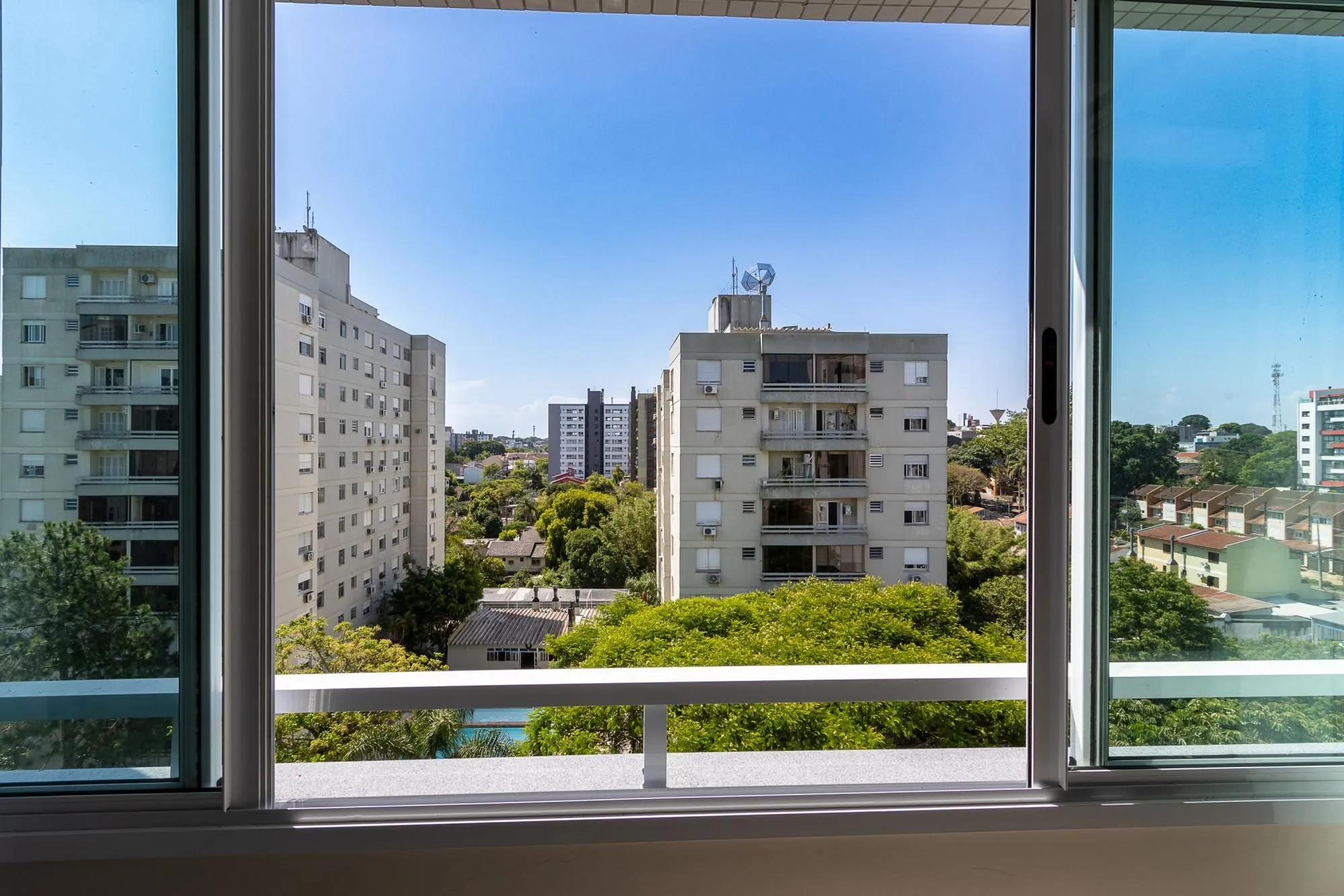 Imagem Apartamento de 3 dormitórios, 1 suíte e 2 vagas escrituradas no bairro Tristeza.