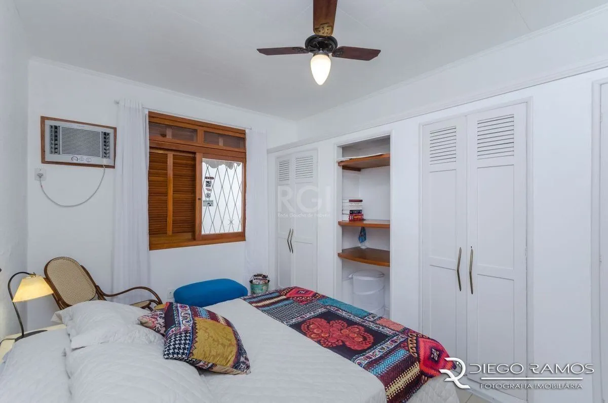 Imagem Casa para Venda - 216m², 4 dormitórios, sendo 1 suites, 4 vagas - Menino Deus