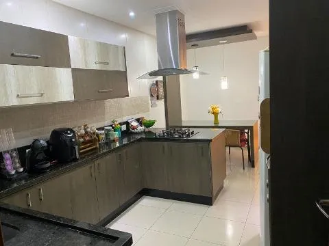 Imagem VENDA DE CASA TÉRREA NA VILA NELY, EM ITAQUAQUECETUBA/SP, 185m² com 3 dorm, suíte com ar-cond., piscina, área gourmet e vagas p 3 autos. CONSULTE-NOS.