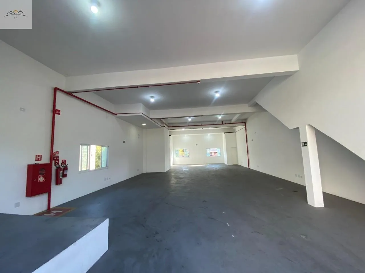 Imagem Salão comercial para locação em Osasco na Av. Santo Antônio 220m² pé direito 5,80m
