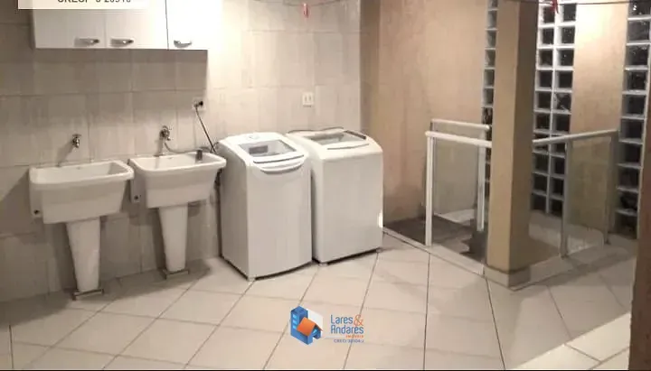 Imagem SOBRADO COM 3 DORMS (2 SUÍTES COM AR COND), 2 SALAS, COZ. COM COPA E ARMÁRIOS PLANEJADOS, QUINTAL LATERAL FECHADO. 4 VAGAS COBERTAS. VILA MIRANTE SP.