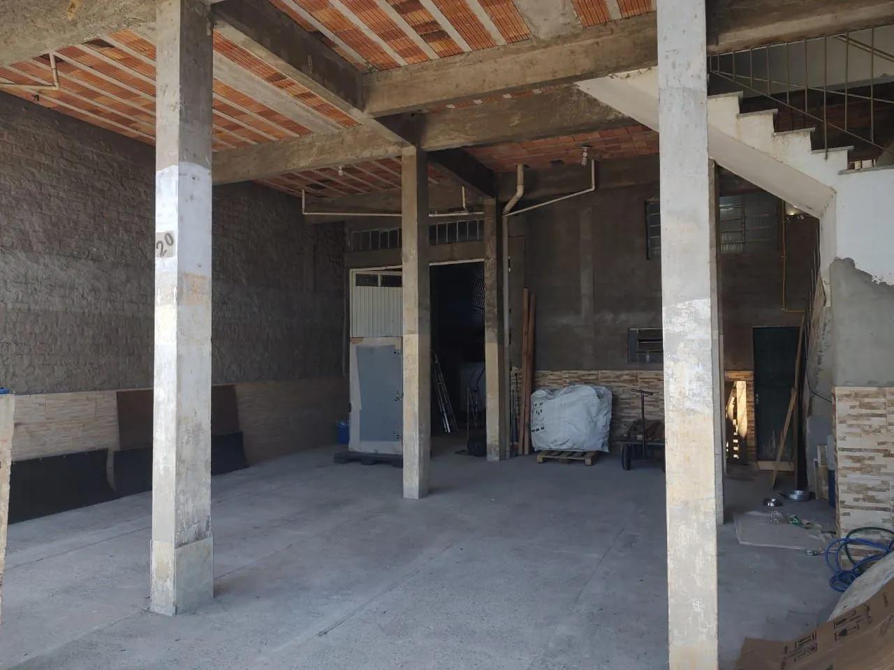 Imagem Vende Casa Comercial com deposito na parte de baixo, 289,80m²residência em cima.