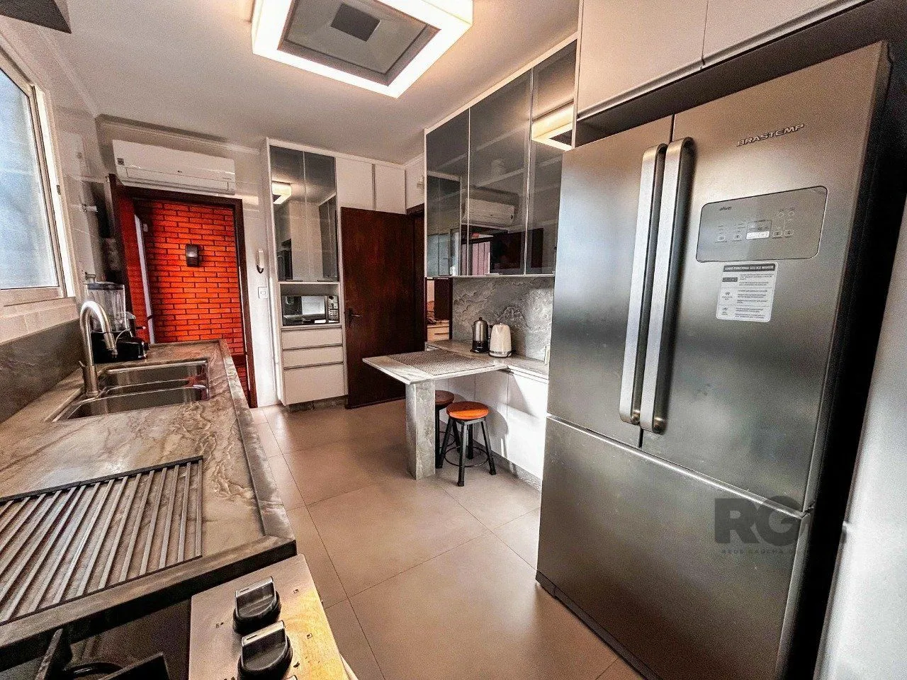 Imagem Casa 3 dormitórios, suíte, lareira, churrasqueira,, pátio, vaga garagem com 309 m² privativos.