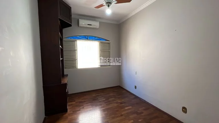 Imagem Casa à venda com 3 dormitórios no bairro Mercês, em Uberaba