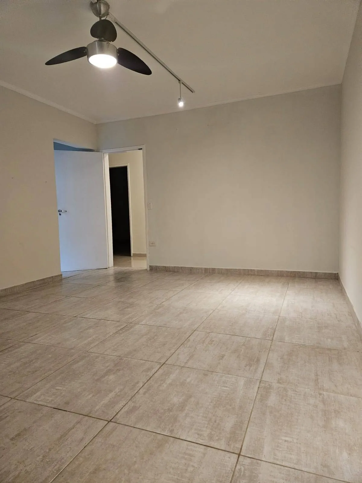 Imagem Linda Casa Nova em Higienópolis - 700m² de Terreno, 4 Suítes e Área de Lazer Completa