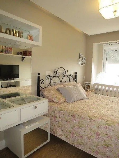 Imagem EXCELENTE CASA COM 3 DORMITÓRIOS, 1 SUÍTE E VAGA DE GARAGEM PARA 3 CARROS.