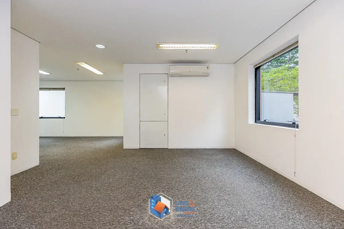 Imagem Conjunto comercial para venda em Cerqueira César, 90m²
