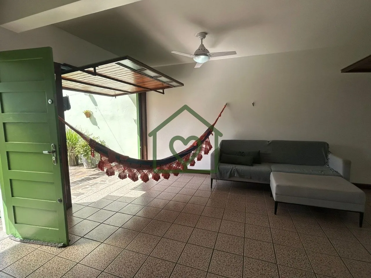 Imagem O imóvel conta com 3 dormitórios, sendo 1 suíte máster com closet em madeira e banheiro com hidr...