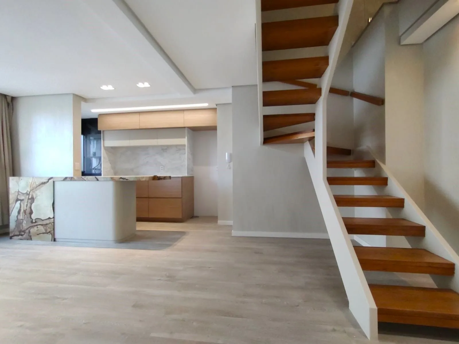 Imagem Lindo Duplex 2 dormitórios todo reformado na Dona Laura