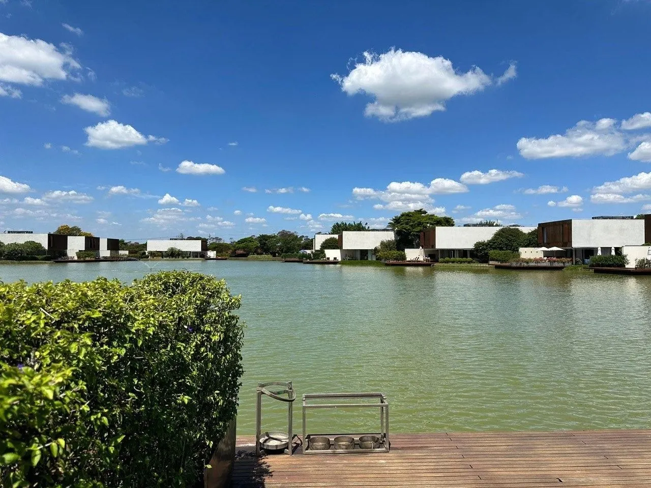 Imagem Venha conhecer essa incrível casa com 4 quartos, 4 suítes e 347,00 m2 de área construída.