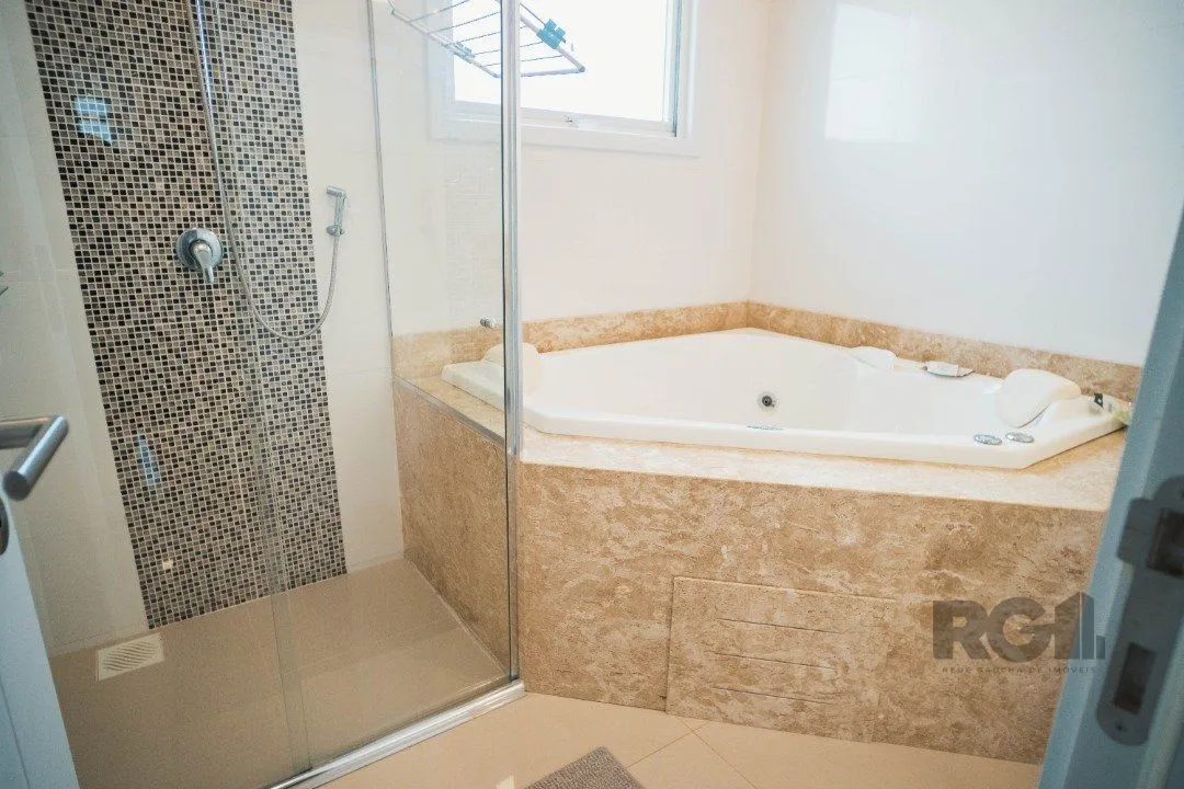 Imagem Oportunidade Única! Casa em Condomínio à Beira do Lago com 4 Suítes, sendo uma Térrea e uma Suíte Master Espetacular!