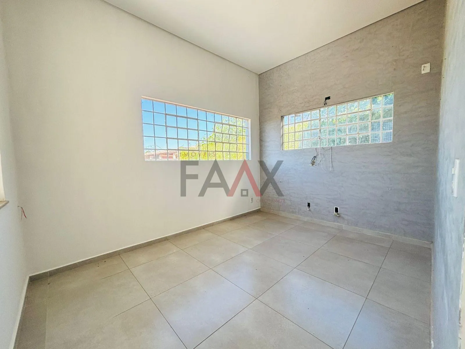 Imagem Sala Comercial para Locação em Frente à BR-277 com Terreno Amplo 840 m