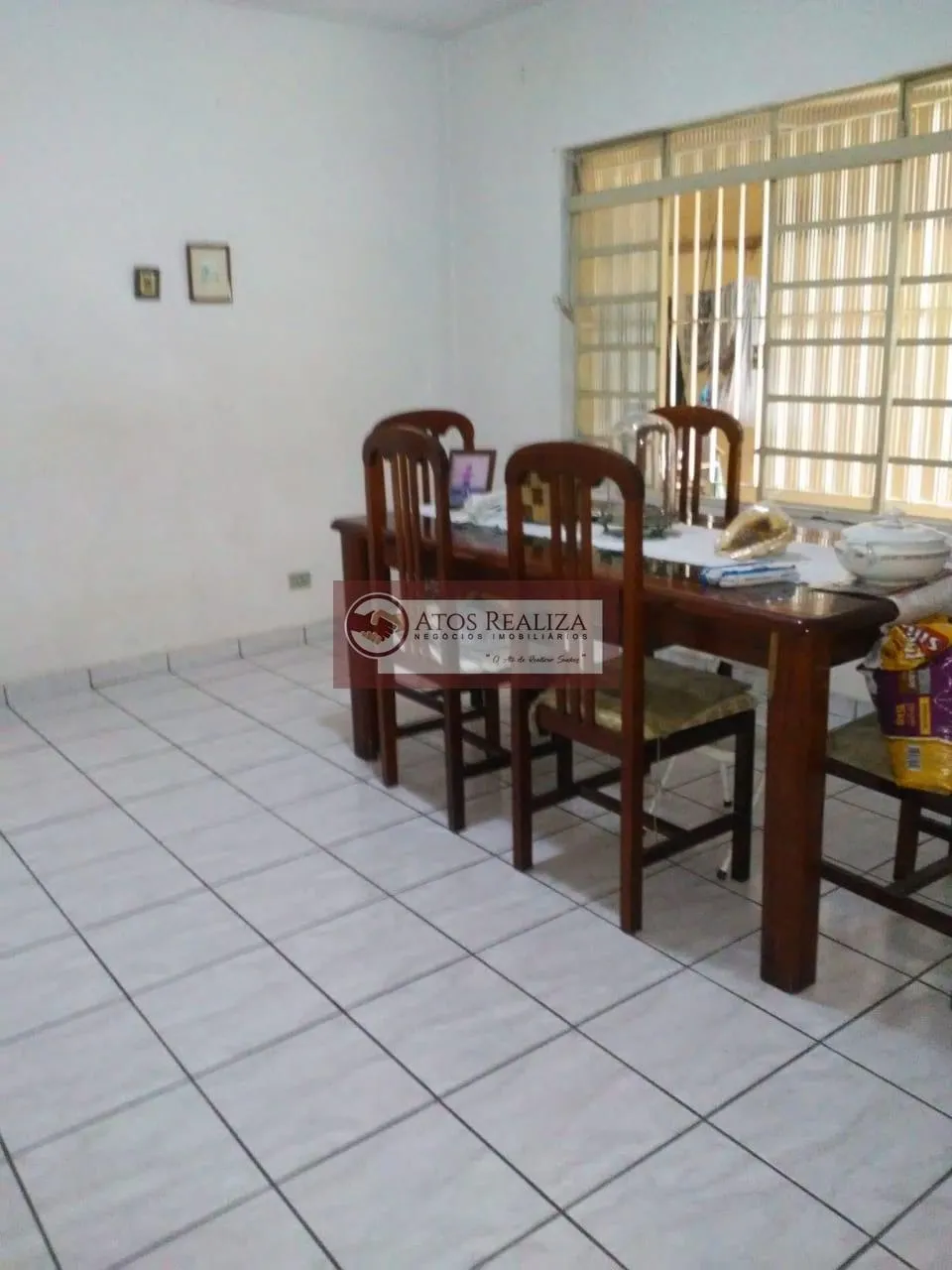 Imagem Oportunidade de um bom investimento. Vendo Sobrado de 180m² no Jardim Império, com 3 Dormitorios, sendo 1 Suíte, 2 Salas, Cozinha, 3 banheiros, 2 vagas de garagem cobertas, + uma pequena edícula. Valor R$ 600k, Agende uma visita e confira.