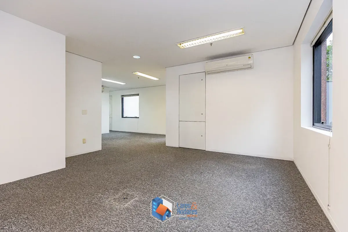 Imagem Conjunto comercial para venda em Cerqueira César, 90m²