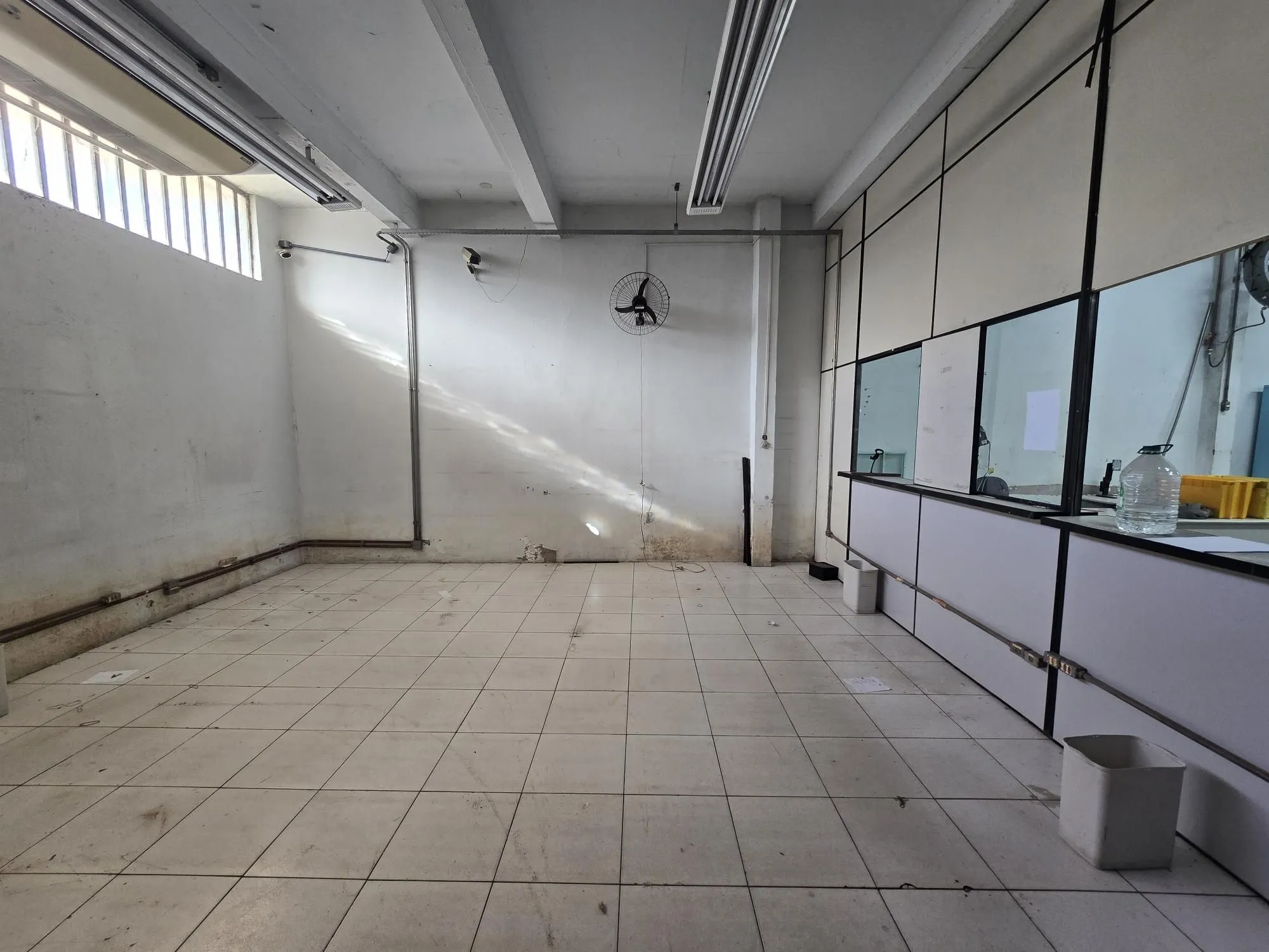 Imagem Galpão Logístico 2.000 m² com Doca e Pé-Direito Alto - Localização Estratégica