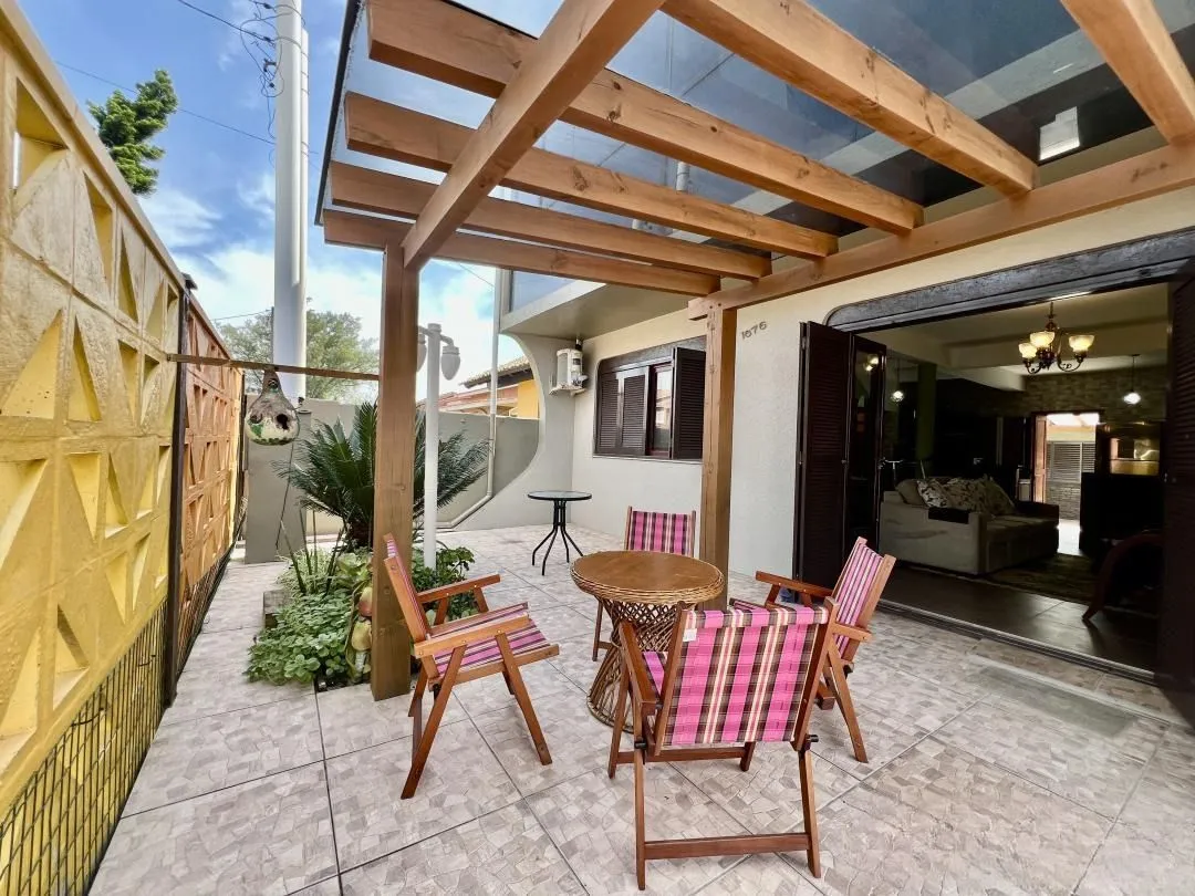 Imagem Casa ampla com pátio e 5 dormitórios, localizada no Centro de Imbé, a 200 metros do Mar.